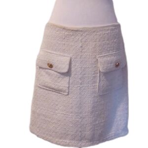 < Cream/white Tweed Mini Skirt with Gold Buttons